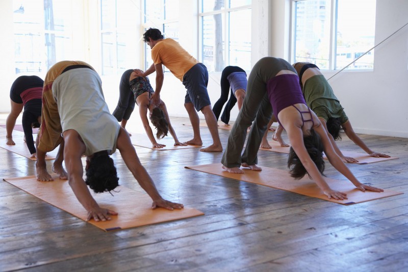 Yoga và những mặt tối không phải ai cũng nhận ra: Những đụng chạm khiếm nhã từ giáo viên khiến người thực hành phải &quot;đỏ mặt&quot; - Ảnh 4.