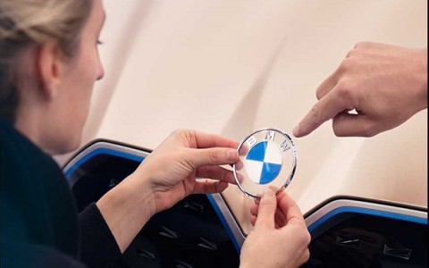 BMW giới thiệu thiết kế logo mới, kẻ thích người chê