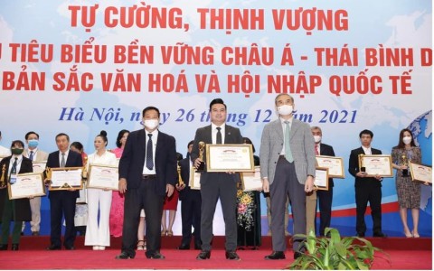 Ông Đỗ Ngọc Tuấn - Chủ tịch Công ty CP BĐS Won Homes nhận giải “Doanh nhân tiêu biểu vì Châu Á Thái Bình Dương thịnh vượng”