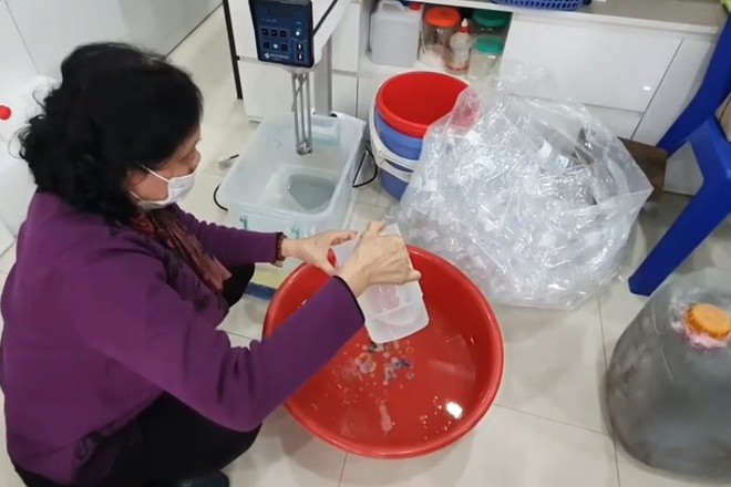 Tin nhanh - Phát hiện cơ sở sản xuất dung dịch rửa tay pha cồn với nước