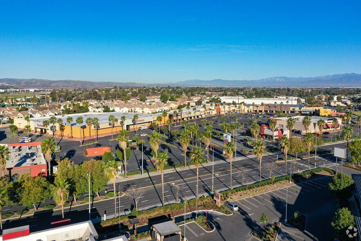 Chỉ cách Los Angeles hơn 72 km về phía đông nam, Corona là một thành phố chỉ rộng khoảng 100 km2 với hơn 168.000 cư dân. Ảnh: Loopnet.