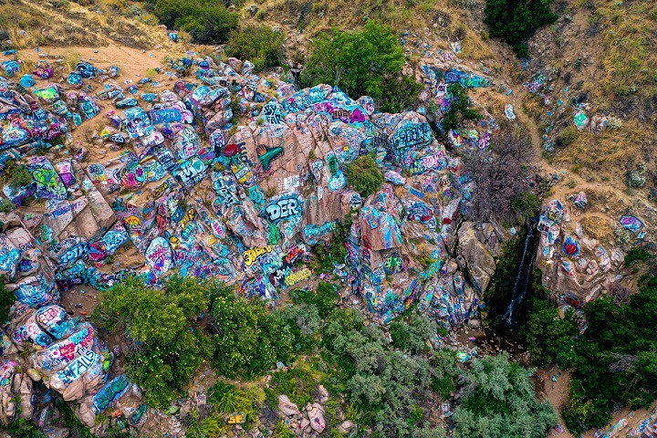 Có lẽ điểm đến khác thường nhất là thác nước Graffiti. Những nghệ sĩ đường phố đã mạo hiểm tính mạng để tạo nên những bức vẽ trên vách đá cheo leo bên thác nước. Dù vậy, đường trong này chỉ dài khoảng 800 m, không khó đi và rất yên tĩnh. Ảnh: Gunnar Osborn/Twitter.