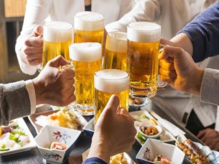 Uống rượu bia, ăn tỏi có bảo vệ bản thân khỏi bị nhiễm virus corona không?
