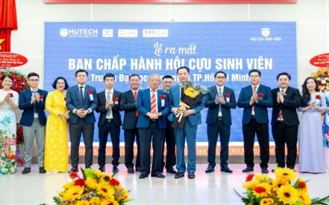 Hội Cựu sinh viên HUTECH nhiệm kỳ mới chính thức ra mắt dịp 20/11/2024, TS Vũ Văn Hoàng thay mặt Hội tri ân thầy cô