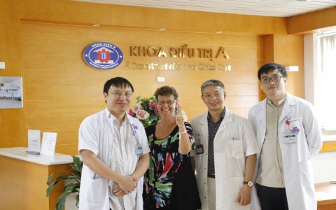 Nữ bệnh nhân người nước ngoài chọn Bệnh viện K để phẫu thuật ung thư