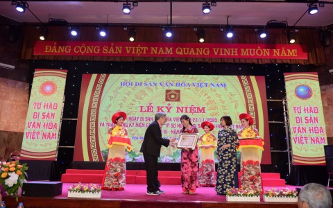 Tiệm Vàng Kim Hoàn Khôi nhận khen thưởng nhờ nỗ lực phát triển