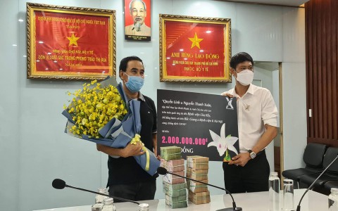 Nghệ sĩ Quyền Linh và Nghệ nhân Nguyễn Thành Xuân đồng hành cùng lực lượng trên tuyến đầu chống dịch