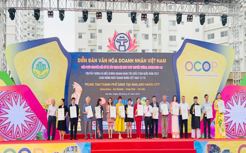 CEO Trần Thị Tươi - Công ty In và Thương Mại Tuệ Lâm được vinh dự nhận danh hiệu “Doanh nhân tiêu biểu toàn quốc 2022”